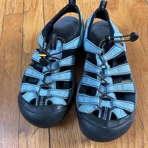 KEEN Newport H2 covered toe sandal size 7.5
